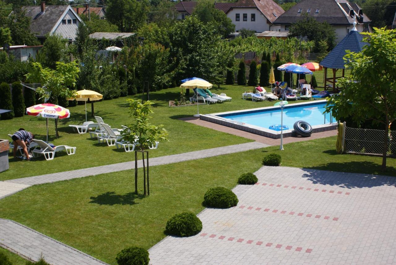 Kek Vendeghaz Family Resort Gyenesdiás Exterior foto