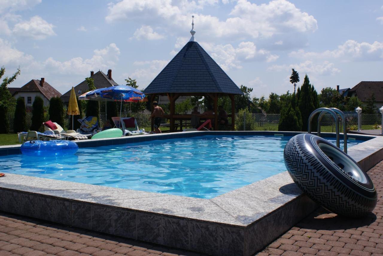 Kek Vendeghaz Family Resort Gyenesdiás Exterior foto
