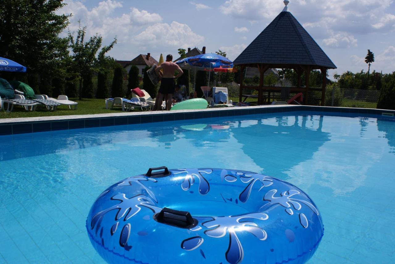 Kek Vendeghaz Family Resort Gyenesdiás Exterior foto
