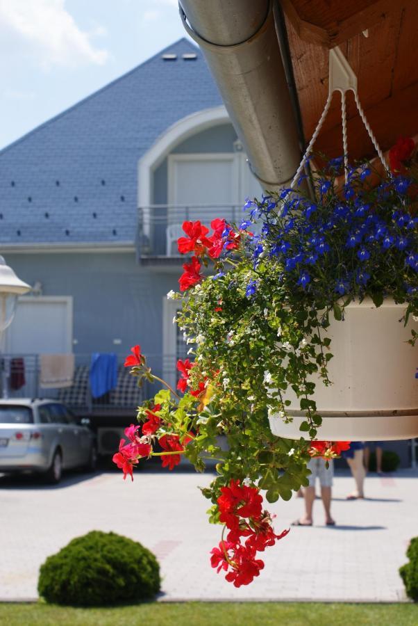 Kek Vendeghaz Family Resort Gyenesdiás Exterior foto
